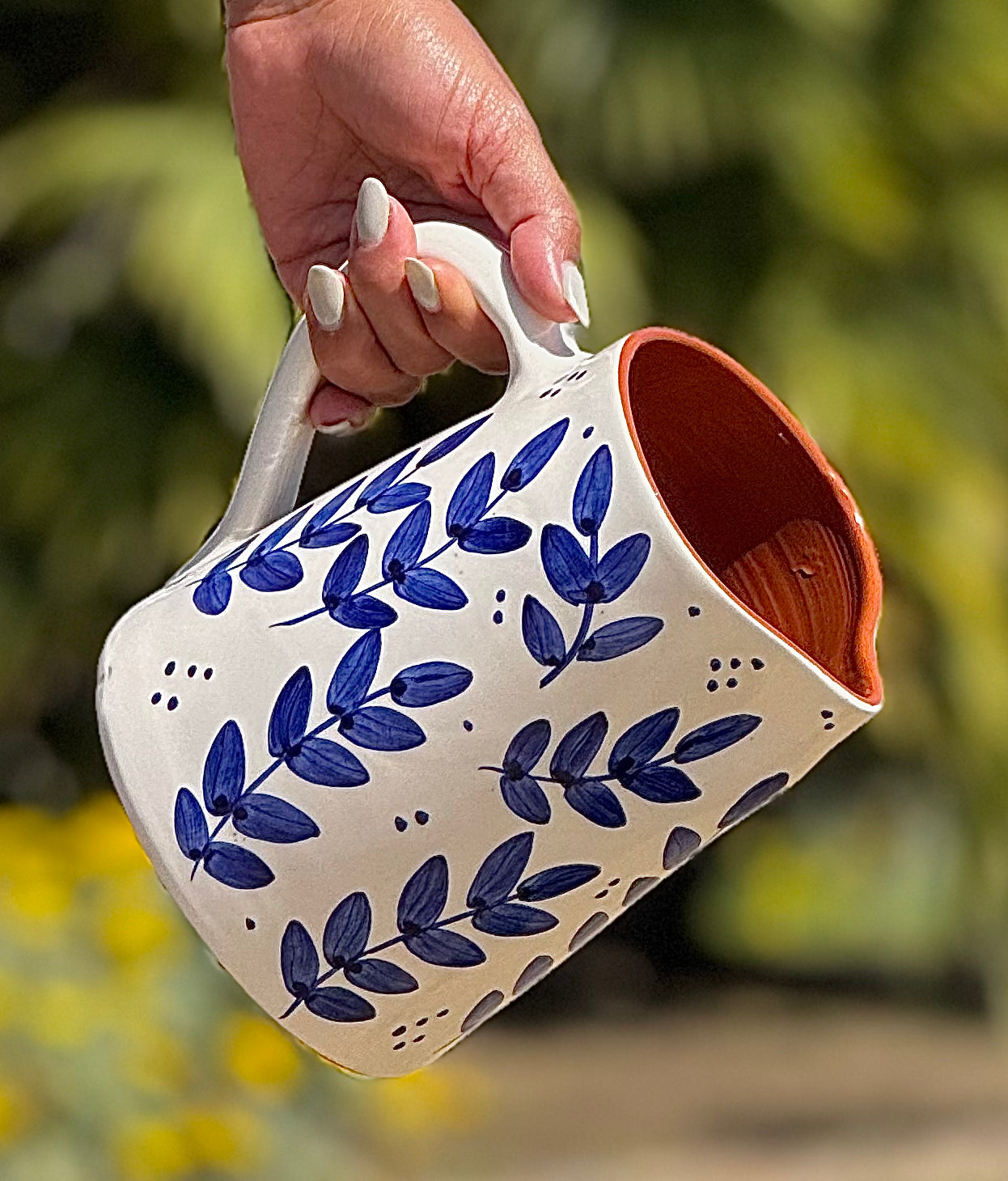 Blue leaf pitcher \ Pichet à feuilles bleues