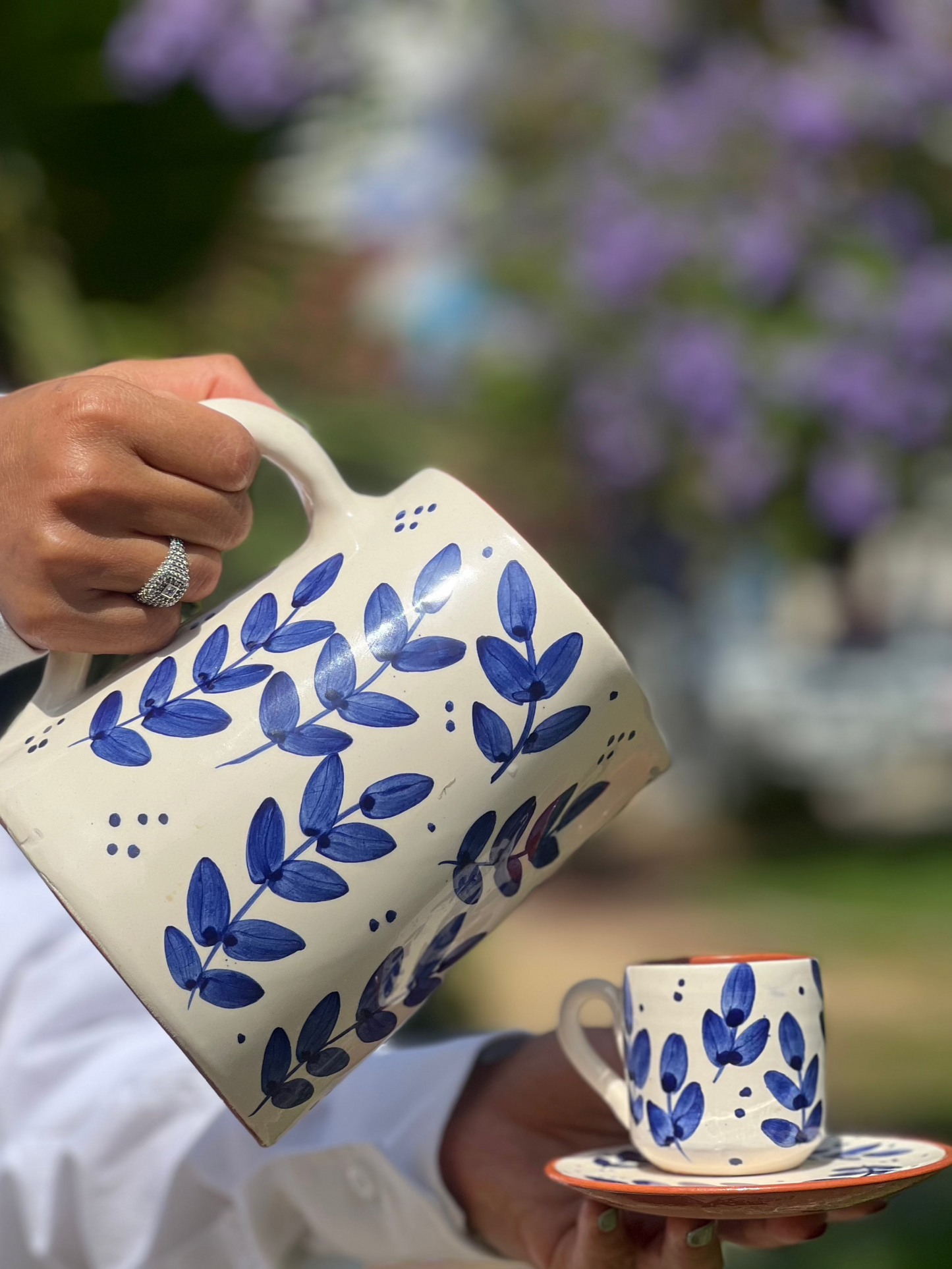 Blue leaf pitcher \ Pichet à feuilles bleues