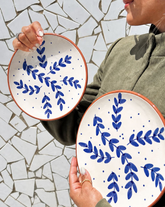 Blue leaf plate \ Assiette à feuilles bleues